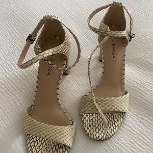 Great condition, size 7.5 US, via spiga strappy sandals